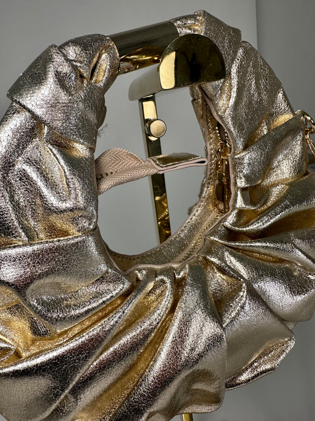 ‘Maddy’ Metallic Round Crescent Bag (2 colors)