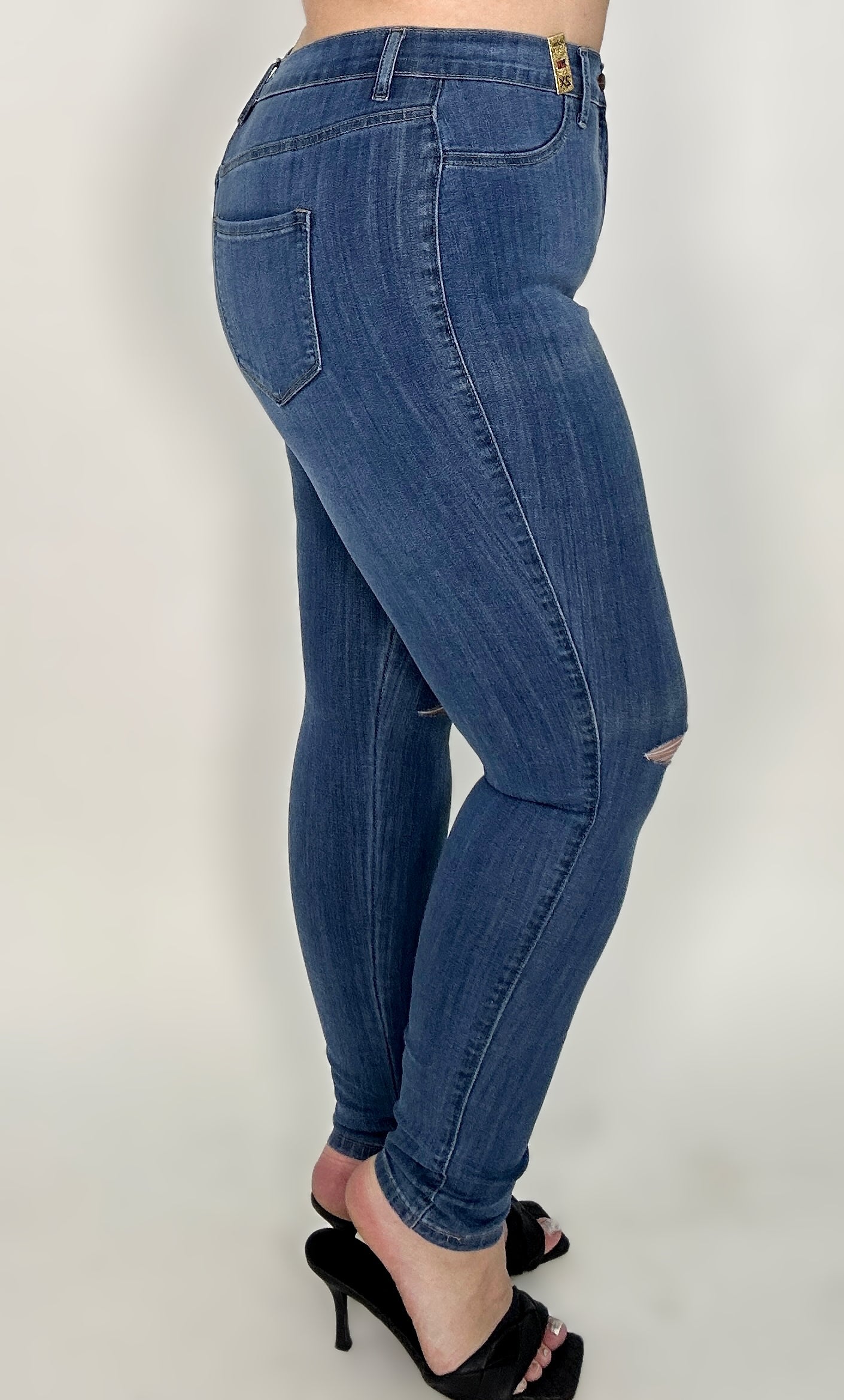 ‘Vibrant Skinny Knee Slit Jeans