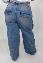 Load image into Gallery viewer, ‘Cello Wide Leg Cargo Jeans
